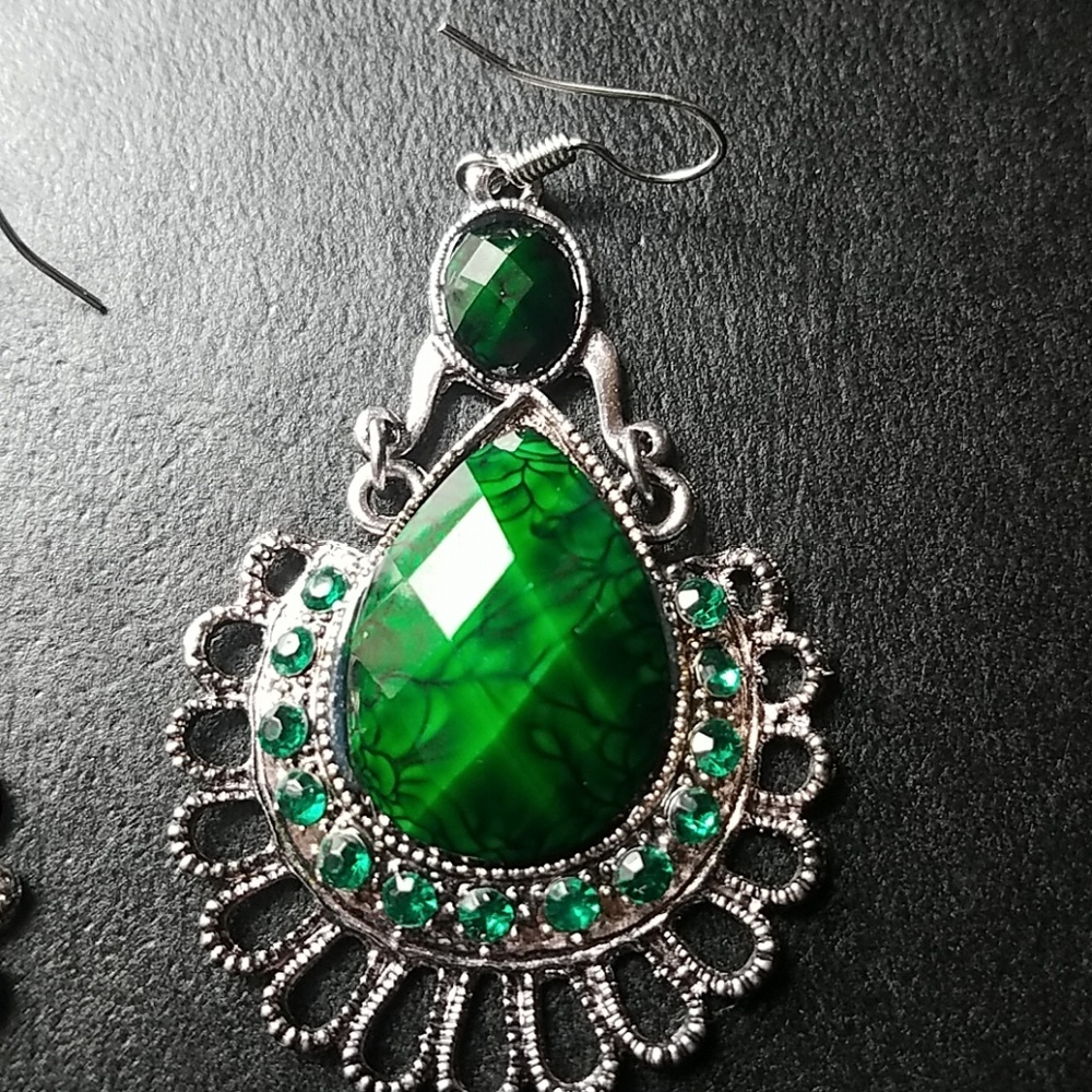 Emerald dangle earrings - Picture 3 of 3